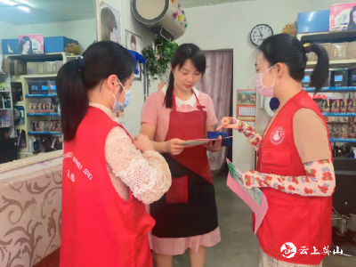 县公共资源交易中心开展疫情防控和低碳环保宣传