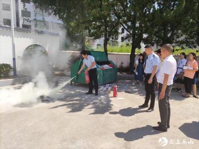 南河镇中心小学：“消防培训+模拟演练” 筑牢校园安全“防火墙”