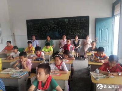 县教育局到杨柳湾镇中小学开展“三进”活动