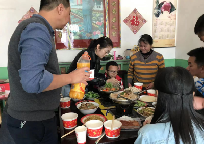 英山县局“爱心妈妈”团队自带食材为留守儿童做饭
