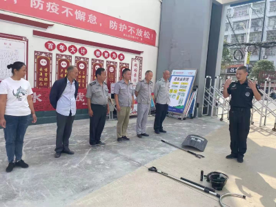 县实验小学防暴演练 织牢校园“安全网”