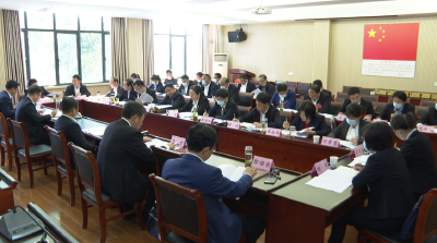 郑光文参加各代表团讨论
