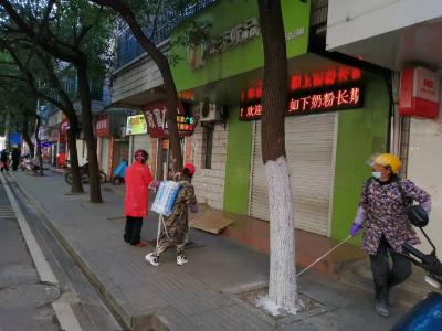 县园林局对城区绿化乔木刷白“穿新衣”