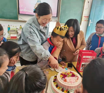 英山县实验小学“爱心妈妈”走进柳林河小学