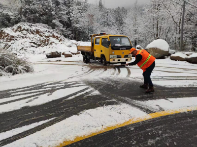  县公路局全员上路保畅通