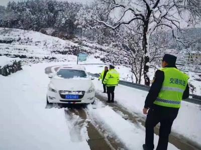 县交通运输综合执法大队冲锋一线战冰雪