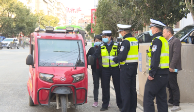 “老年代步车”上路太任性？英山交警出手了！