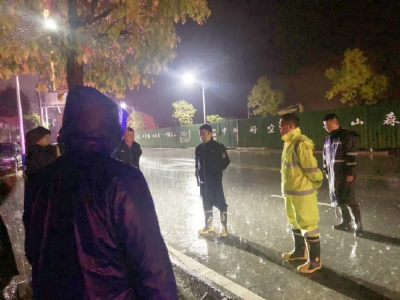 县城管局全员迎战持续性强降水，城区防汛排涝工作卓有成效