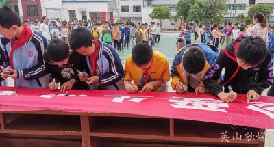 杨柳湾镇白马石小学开展防溺水集体签名活动