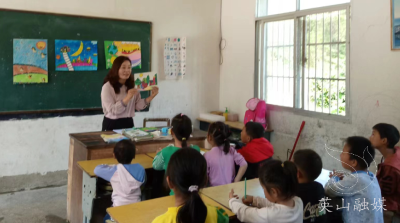 县实验小学送教帮扶 为孩子们带去“六一”礼物