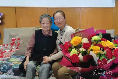 县医院“5·12”护士节走访慰问退休护理人员