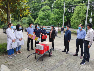 县领导慰问集中隔离场所工作人员