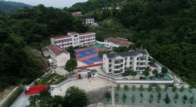 爱心助力父子岭小学捐赠暨《凤凰琴》《天行者》原型地揭牌仪式举行