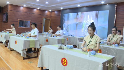 首届青年教师茶艺大赛在县一中举行