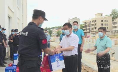 【快讯】郑光文看望慰问节日坚守疫情防控一线工作人员