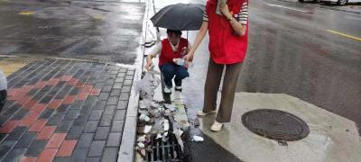团县委青年志愿者上街疏通下水管网