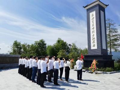 县九昇城发集团到千斤坪红四军鸡鸣河会议旧址开展红廉文化教育活动