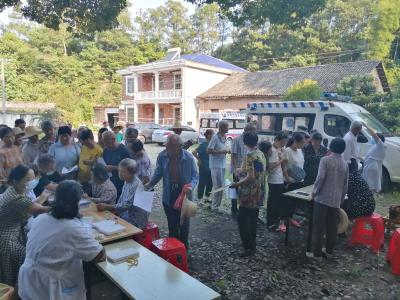 【下基层察民情解民忧暖民心】战高温，送医到家门口