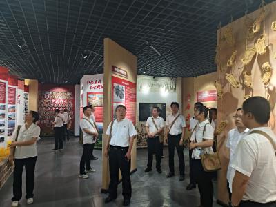 县委党校组织开展庆“七一”活动   