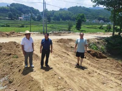 杨柳湾镇中心校领导暑假督察学校项目建设