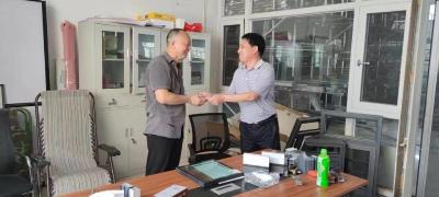【下基层察民情解民忧暖民心】县药茧办开展“八一”走访慰问活动