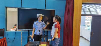 县公安局交警大队：大手拉小手  共筑平安校园