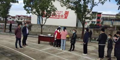 杨柳湾中心学校加强师生节后返校核酸检测管理
