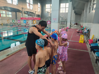 温泉小学积极开展游泳队选苗工作
