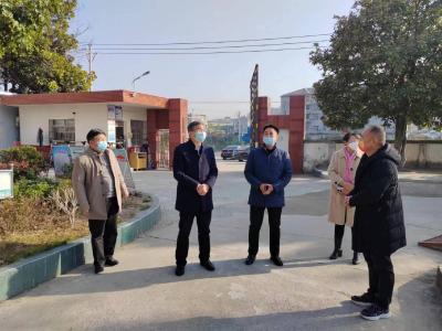 市教育局局长何兰田到红山镇调研综治平安及教育工作