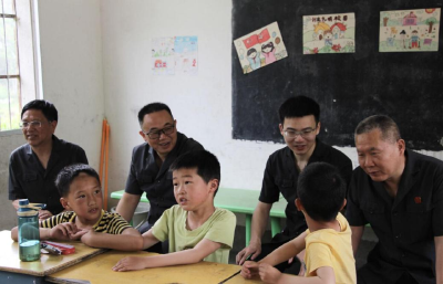 县人民法院走访慰问陈河教学点留守儿童