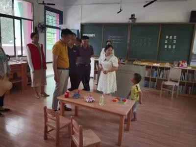 县九昇集团地热公司开展慰问教师活动