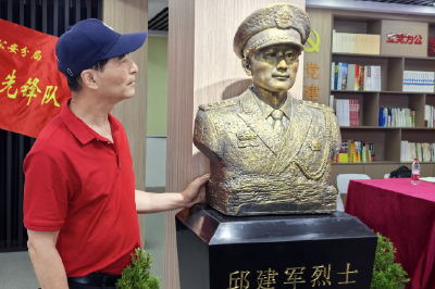 英雄从未远去，邱建军牺牲一周年后，烈士雕像在汉落成
