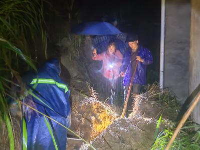 孔家坊乡王家畈村：深夜冒雨疏通塌方堵塞 保障群众安全