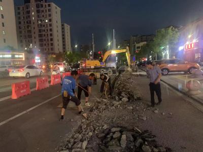 縣住建局、市政中心及時(shí)搶修故障路燈 保障市民夜間出行安全