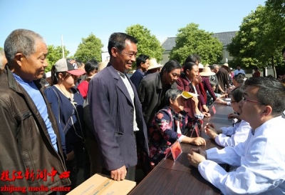 宜昌市委统战部组织三家医院到刘家冲村开展送医送药健康扶贫活动