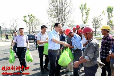 市委书记刘丰雷看望慰问高温下工作的一线职工