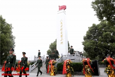 枝江举行“烈士纪念日”向烈士纪念碑敬献花篮仪式