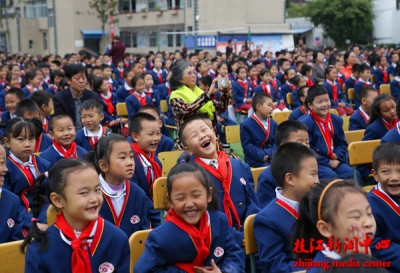 枝江市十九大精神进校园活动走进市实验小学