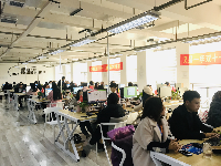刘丰雷在电商产业园现场办公