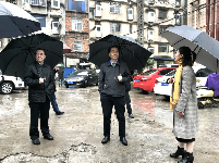 市委书记刘丰雷，市长丁庆荣冒雨调研老旧小区改造工作