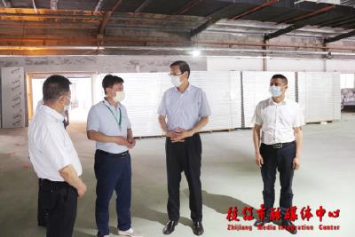 贾立赴奥美医疗湖北防护用品公司现场办公