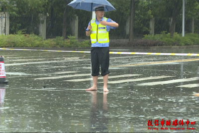 枝江：暴雨致城区多处积水 各部门全力排险