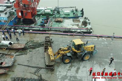 落实十年禁渔令 枝江集中销毁一批“三无”渔船