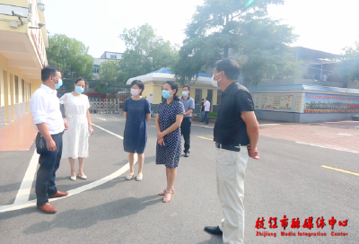 市领导带队督查我市初二年级复课情况