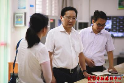 余峰到社区检查“双报到”推进工作