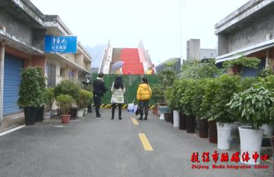 城区两座天桥有安全隐患  市政接到电话立马进行维修