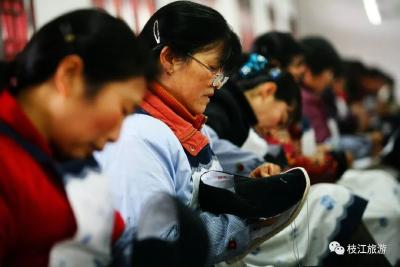 步步升再上《湖北日报》，布鞋走出脱贫路