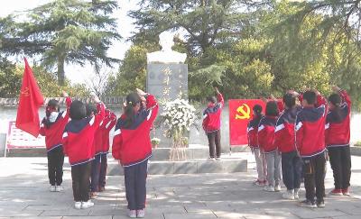 问安小学：祭奠革命英雄 传承理想信念