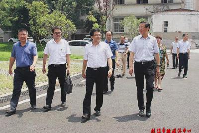 宜昌市人大常委会副主任刘建新来枝调查