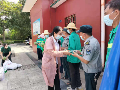 心系一线园林绿化工人  市住建局高温慰问送清凉